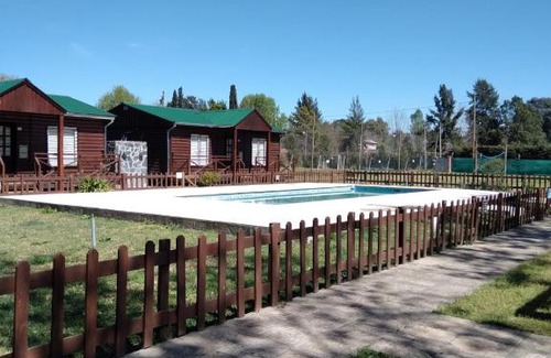 Francisco Alvarez Hotel | Cabaña, pileta, parque y parrilla