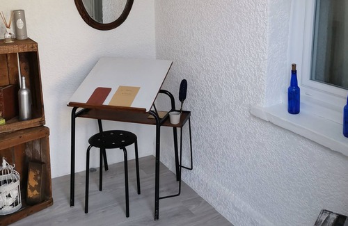 Saint-Medard-de-Guizieres House | Cabanon de Charme les Pieds Dans L'eau !