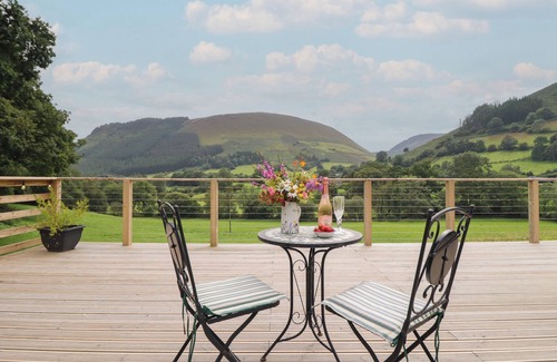 Dinas Mawddwy Cottage | CABAN TIRION, romantic, with hot tub in Dolgellau