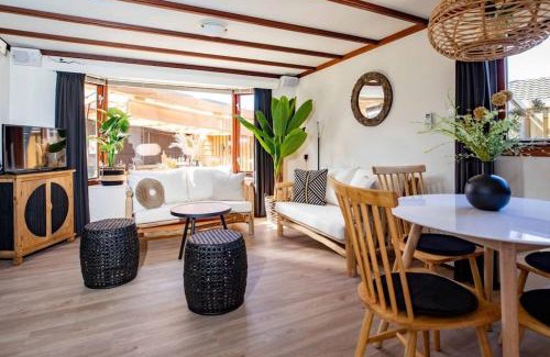 Oud-Loosdrecht Apartment | Cabana incl boat, jacuzzi,subboarts on a quiet park with private parking