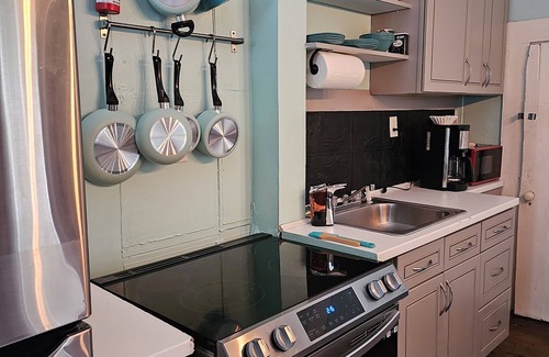 Cabbagetown Apartment | Cabbagetown, Free Wi-fi, Parking, 6 beds, Beltline