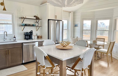 Nags Head Cottage | Cabell’s Coastal Cottage-Sleeos 8,Jockey’s Ridge, 1 mile to beach Sunsets & Pets