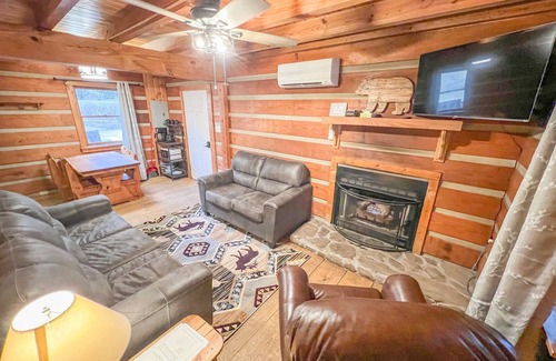 Cherokee Cabin | Cabin #1 - Riverfront w/Gas Fireplace and more!