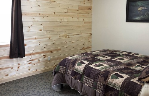 Hines Resort | Cabin 12 Lakefront Amazing Views Kid & Pet Friendly Water Trampoline Dock Fishin