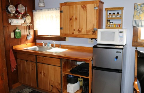 Alton Bay Cabin | Cabin #2 Central, NH Rustic laid back Cabin with screened in Porch