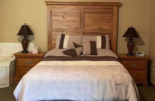 Manchester Cabin | Cabin #2 Honeymoon Suite! - Lake’s End Cabin Resort