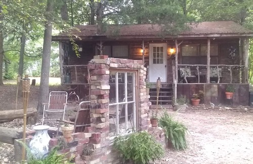 Canton House | Cabin 2 Miles From Trade Days GRANNY'S CABIN THEMED WITH ANTIQUES