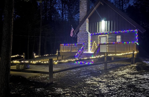Summerlee Cabin | {CABIN #2 of 4}"THE COMFORT ZONE" PET FRIENDLY 5 STAR CABIN