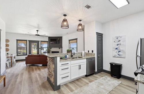 Graford Cabin | Cabin #23 Beneath The Stars: 10 mins to Rocker B! And on Possum Kingdom Lake