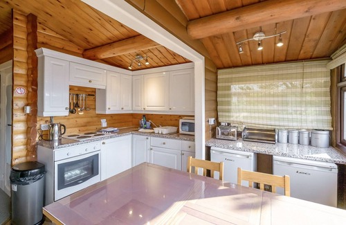Bronaber House | Cabin 237 is a gold graded, 3-bedroom self-catering log cabin sleeping 6 people (2 double rooms, 1 t