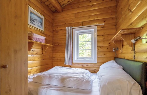 Bronaber House | Cabin 237 is a gold graded, 3-bedroom self-catering log cabin sleeping 6 people (2 double rooms, 1 t