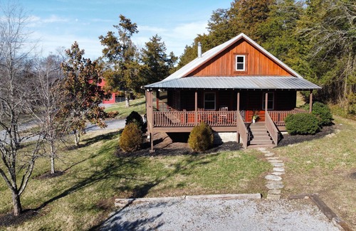 Shelbyville Cabin | Cabin 3 miles outside of Shelbyville, TN city limits