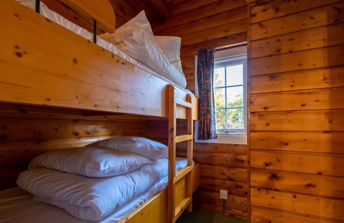 Bronaber House | Cabin 310 is a pet-friendly, bronze graded, 3-bedroom self-catering log cabin sleeping 6 people (1 d