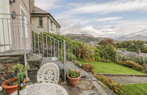 Borth-y-Gest Cottage | Cabin ∙ 5 bedrooms ∙ 9 guests