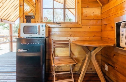 Ehrenberg Cabin | Cabin 5 · Cozy Studio Cabin!