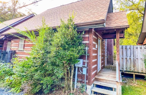 Cherokee Cabin | Cabin #5 - Riverfront w/Hot-Tub & Gas Fireplace!
