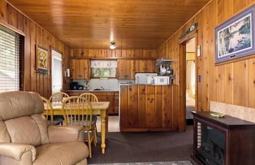 Pine River Apartment | Cabin 7 at Heath's Resort