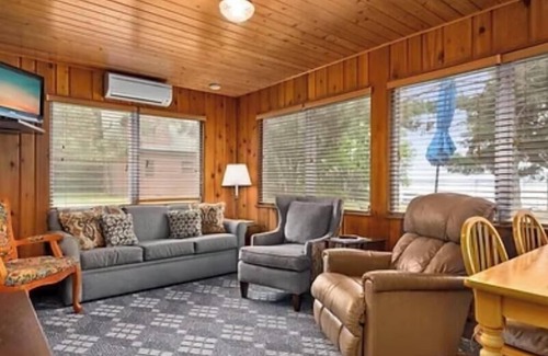 Pine River Apartment | Cabin 7 at Heath's Resort