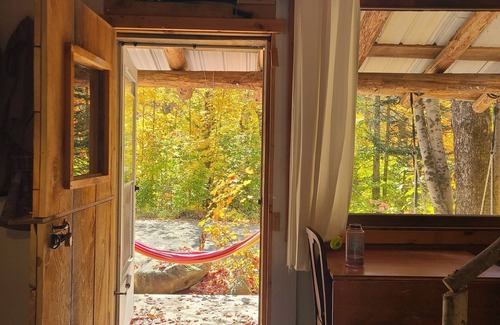Jamaica Cabin | Cabin 7 min to Ski Stratton, Wood-Fired Sauna, Brook View, Woodstove, Dogs OK