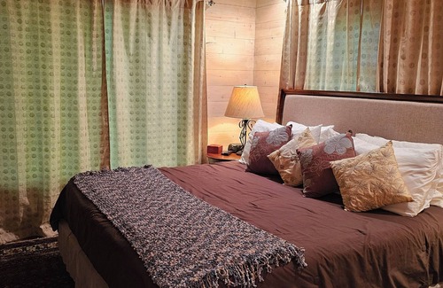 Highlands Cabin | Cabin Bascom - Walk to town, tankless hot water heater and new central HVAC!n