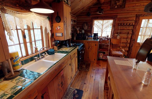 Red River Cabin | Cabin by the Creek with High Speed Wifi
