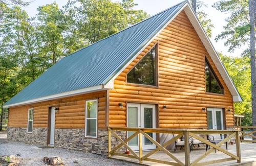 Royal Cabin | Cabin D at Safe Harbor Brady Mountain on Lake Ouachita!