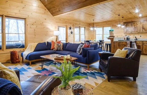 Mineral Bluff Cabin | Cabin Escape- 2 Fireplaces, S’mores, Waffle Bar, Spa, Ping Pong, Billiards, EV