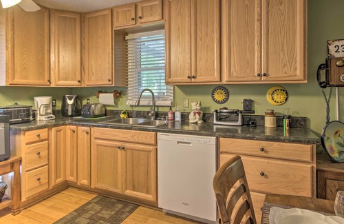 Lowndesville Cottage | Cabin Escape w/ Richard B Russell Lake Access!