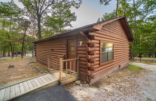 Royal Cabin | Cabin F at Safe Harbor Brady Mountain on Lake Ouachita!