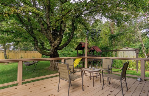Black Mountain Cabin | Cabin Fever | Pet-friendly Log Cabin in the Heart of Black Mountain!