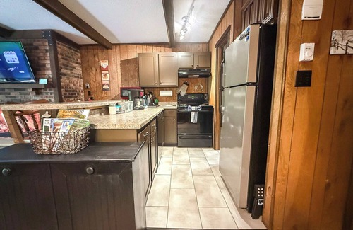 Bessemer Cabin | Cabin Fevers 1 ~ Ensuite Sauna & Pet Friendly!