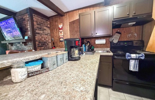 Bessemer Cabin | Cabin Fevers 1 ~ Ensuite Sauna & Pet Friendly!
