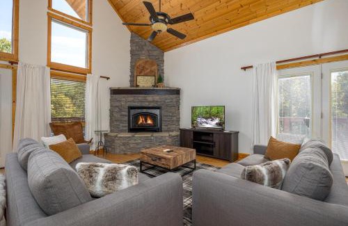 Sevierville House | Cabin Haven Theater Game room Hot Tub Yard