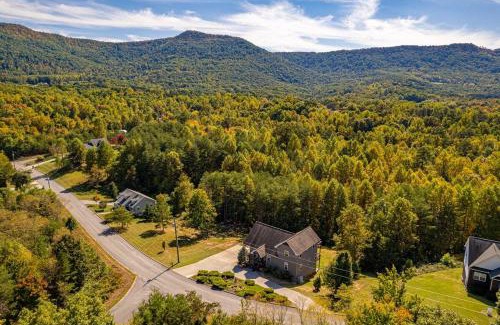 Sevierville House | Cabin Haven Theater Game room Hot Tub Yard