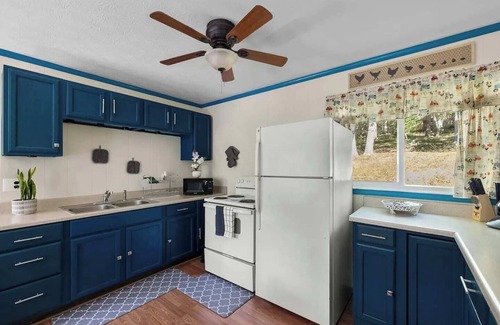 Bergton Ski Chalet | Cabin: Hot Tub, Firepit, Grill, Wifi, Dog-Friendly