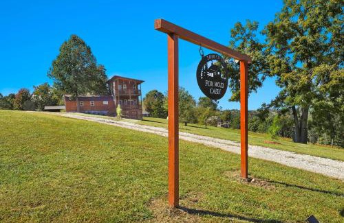 Eureka Springs House | Cabin, Hot Tub, Mountain Views, Full Kitchen