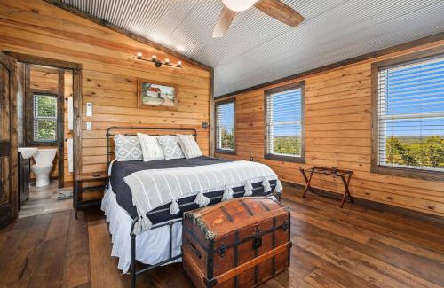 Eureka Springs House | Cabin, Hot Tub, Mountain Views, Full Kitchen