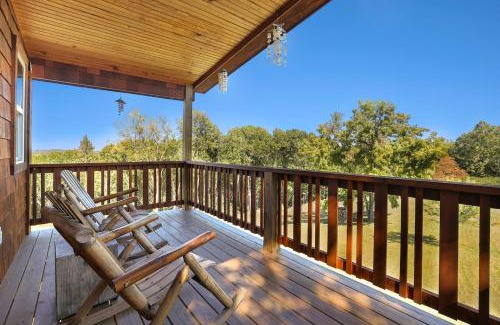 Eureka Springs House | Cabin, Hot Tub, Mountain Views, Full Kitchen