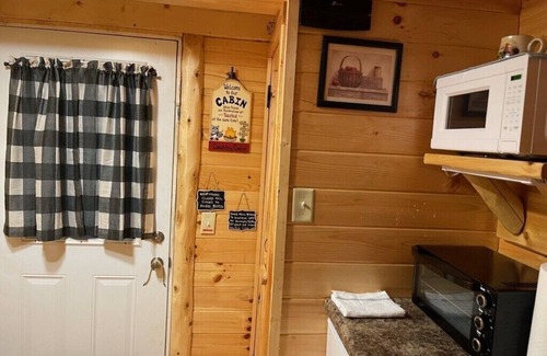 Laurelville Cabin | cabin in Hocking Hills Wifi, Walking Trail , close to Oldman cave attraction.