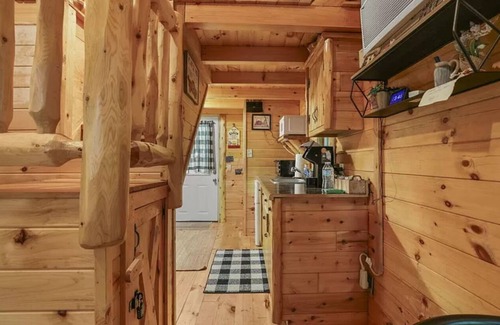 Laurelville Cabin | cabin in Hocking Hills Wifi, Walking Trail , close to Oldman cave attraction.