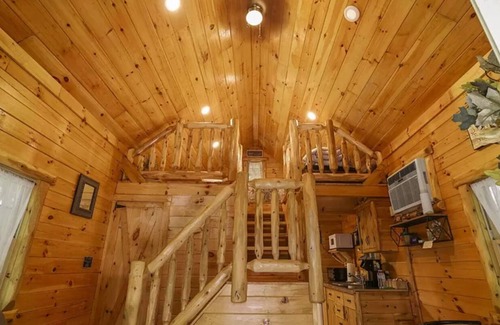 Laurelville Cabin | cabin in Hocking Hills Wifi, Walking Trail , close to Oldman cave attraction.