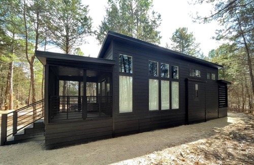 Dogwood Cabin | Cabin in the piney woods of East Texas, near lakes and state parks.