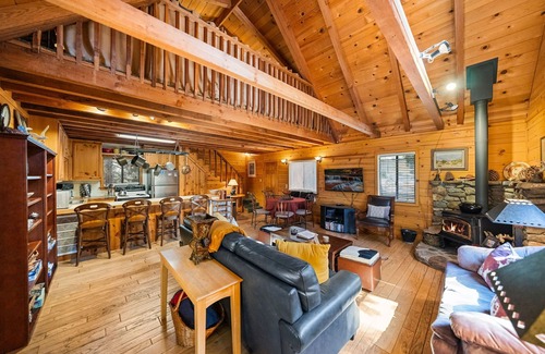 Fern Valley Cabin | Cabin in the Woods "Sky Rock Lodge" with Hot Tub, walk to town with a/c units