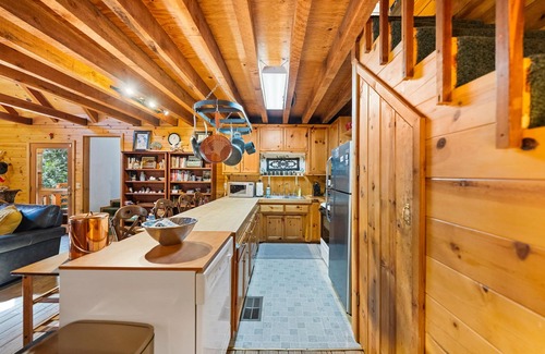 Fern Valley Cabin | Cabin in the Woods "Sky Rock Lodge" with Hot Tub, walk to town with a/c units