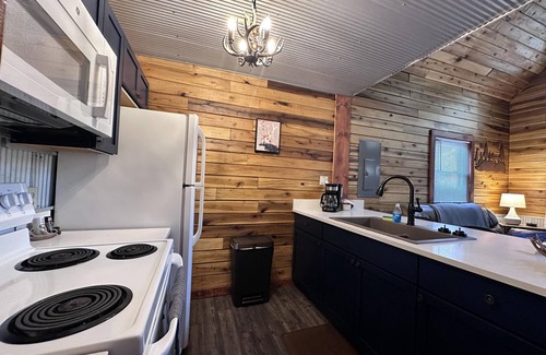 Rogers Cabin | Cabin in the woods with a hot tub and wi-fi