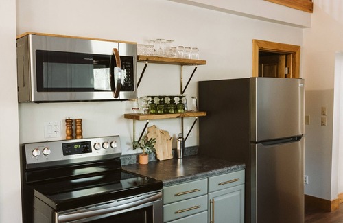King Cabin | Cabin in the woods with hot tub and lake views. Pets welcome! Close to Nordic.