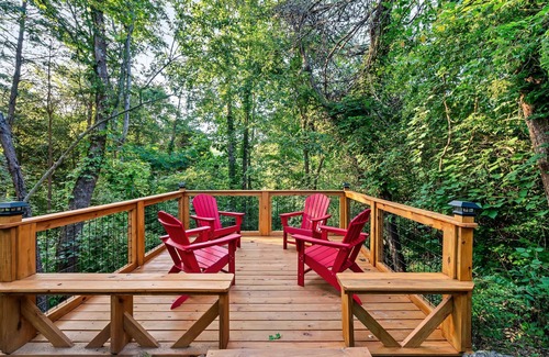 Sevierville Cabin | Cabin-king master, 2 bath, private loft w/queen & twin, HOT TUB, flat driveway