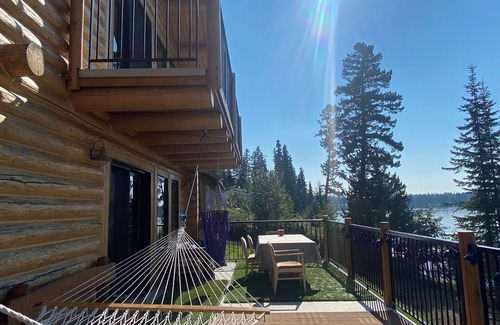Deka Lake Cabin | Cabin/Lakehouse on Waterfront of Deka Lake