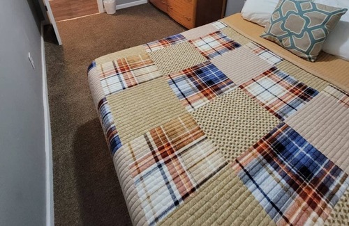 Frayser House | Cabin like over an acre of grounds lots of parking