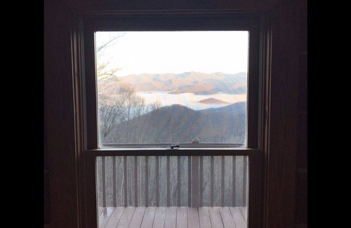 Swannanoa Cabin | Cabin, Mtn. Views, w/Hot Tub, Min’s to Asheville or Black Mtn., 3K SF 3 Story!